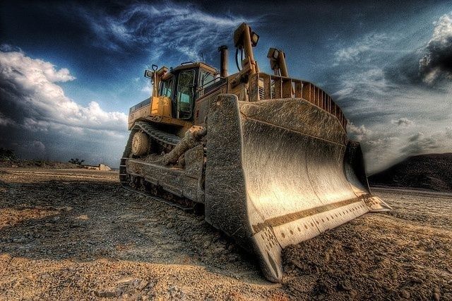 Nahaufnahme eines gebrauchten Bulldozers auf einem Schottergelände