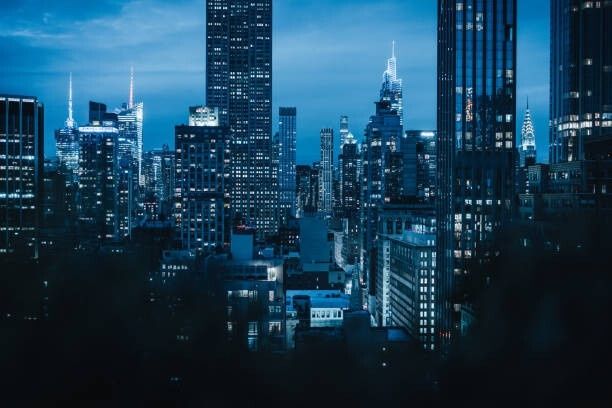 Beleuchtete Skyline im kühlen Licht der Blauen Stunde